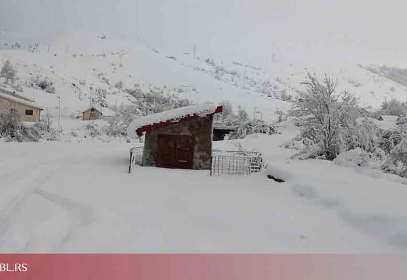 FOTO: U Hercegovini snijeg napadao i do pola metra 